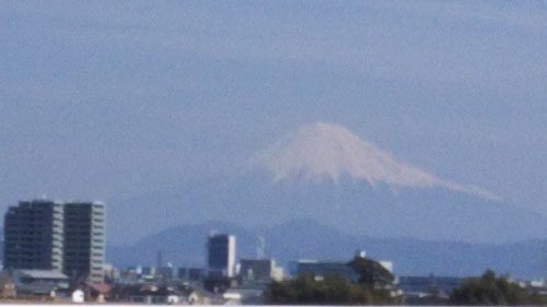 雪をかぶった富士山