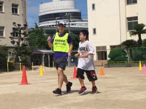 小学生の伴走で走る宗平さん。