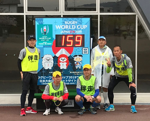 ラグビーワールドカップ2019大阪の日付カウントダウン看板を、参加の５人で囲んでパシャ