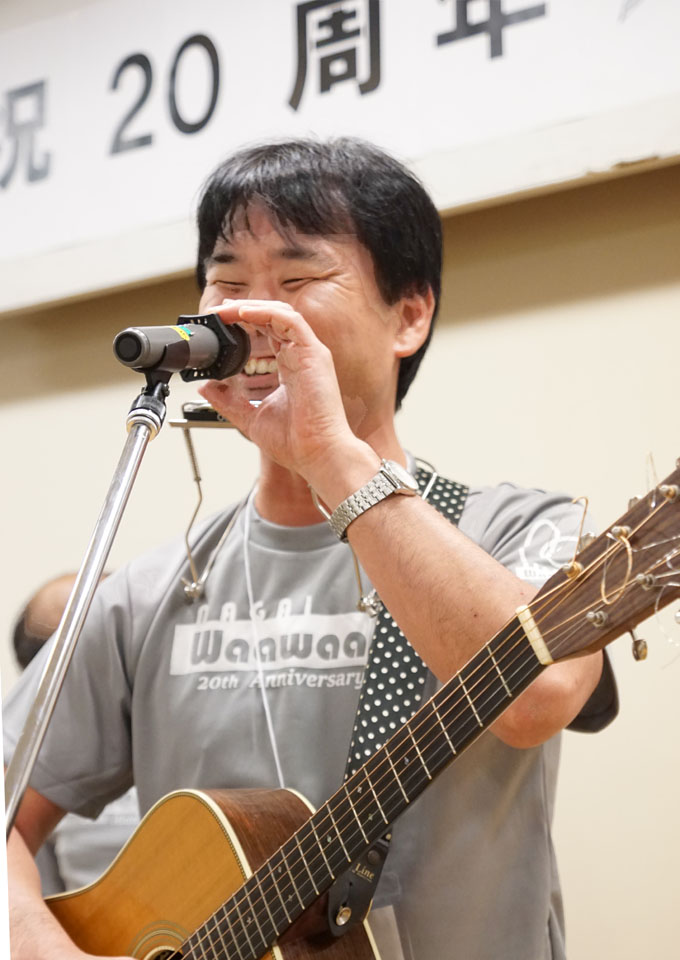 シンガーソングライター田中まさるさん。会場を盛り上げたエナジーあふれる笑顔