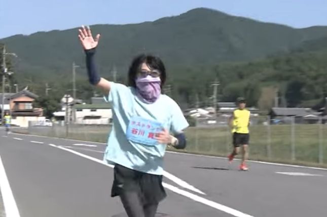 ゲストランナーとして走る谷川真理選手。