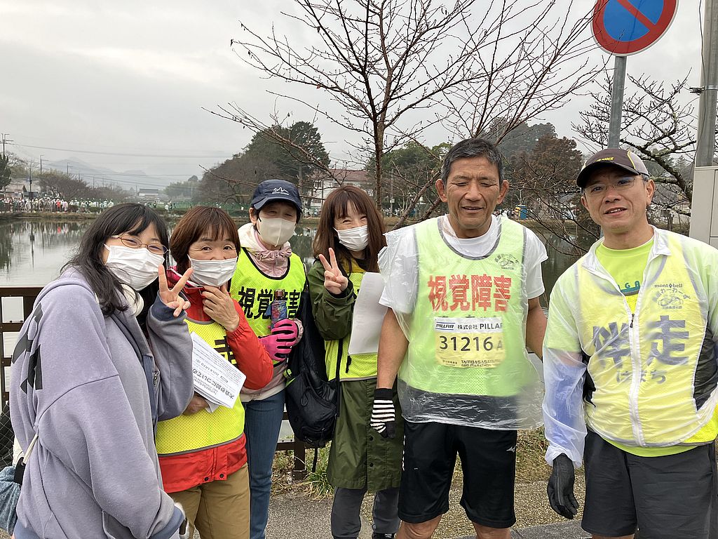 ゴール会場で。美女軍団とパワーをいただいてゴールできたまっちゃん・ハマチさんペア。