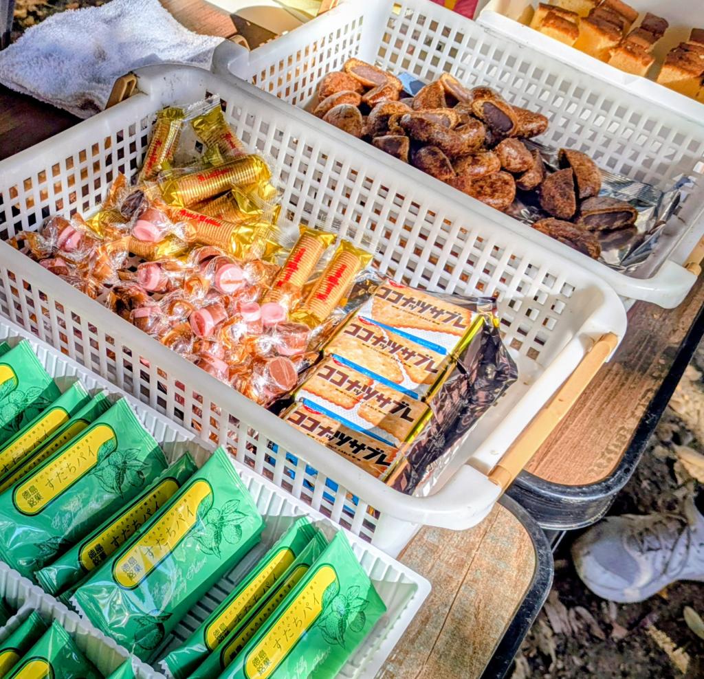 おやついっぱいのカゴが並ぶエイドテーブル。