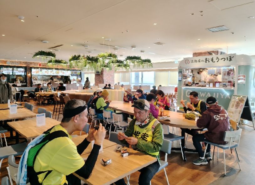 ひっぱりだこ飯で有名な『淡路屋のおもうつぼ』でエイドタイム