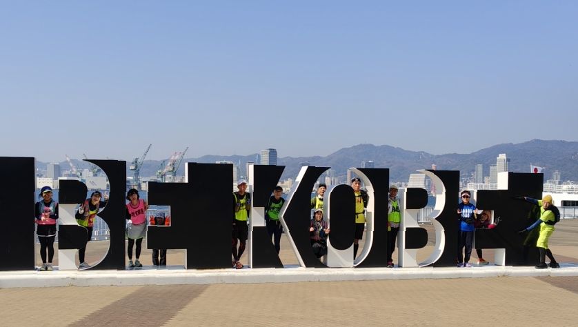 「BE KOBE」のモニュメントで記念撮影